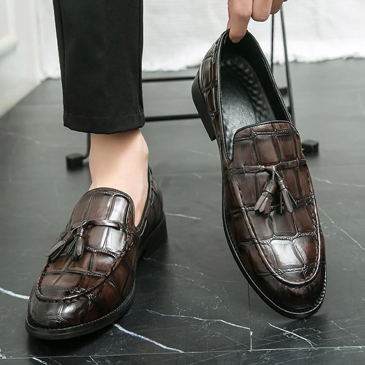 Men's Tassel Round Toe Slip-on Loafers Classic Crocodile Pattern Dress Shoes Comfortable Anti-Slip Business Formal Wedding Shoes for Men